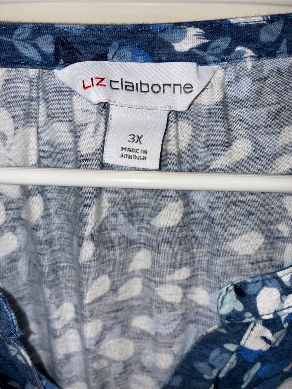 Liz Claiborne Navy and Light Blue Floral V-Neck Top - Picture 2 of 3